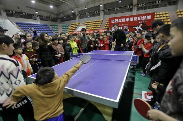 而曼联则紧 而曼联则紧